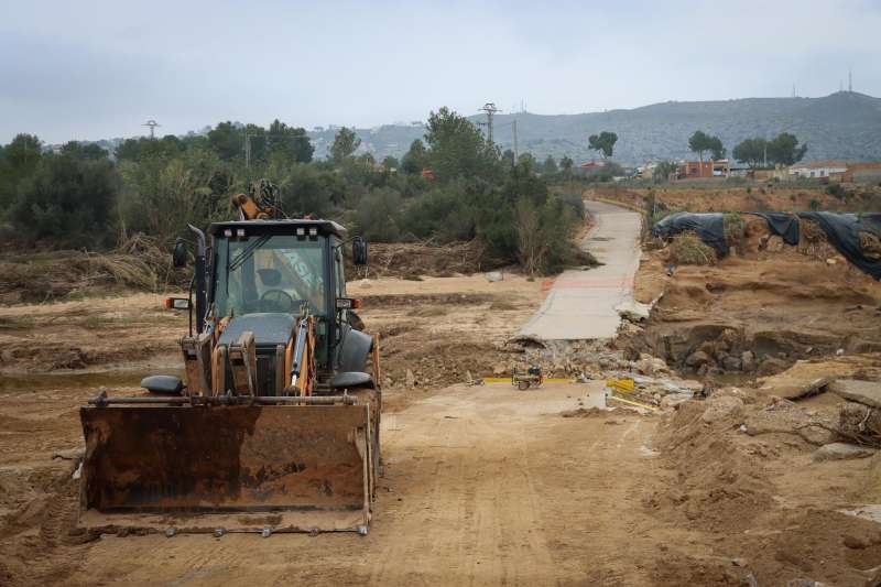 Obras de reconstruccin en un puente de Torrent.  EPDA