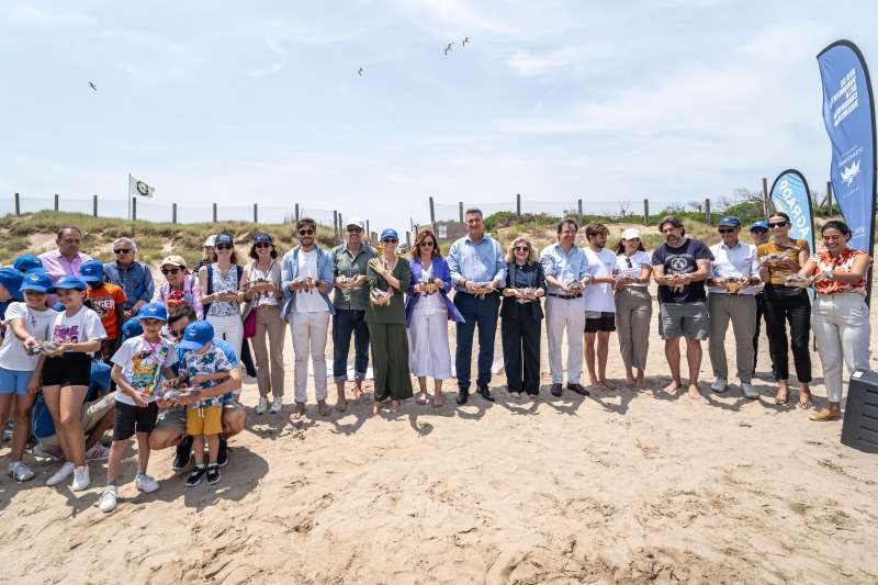 Foto de grupo antes de soltar las tortugas al mar.  EPDA