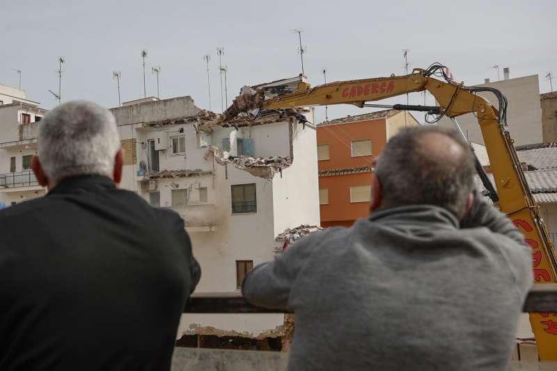 Varias personas observan el inicio de las obras de derribo de las casas afectadas por la dana en Chiva ArchivoEFEManuel Bruque
