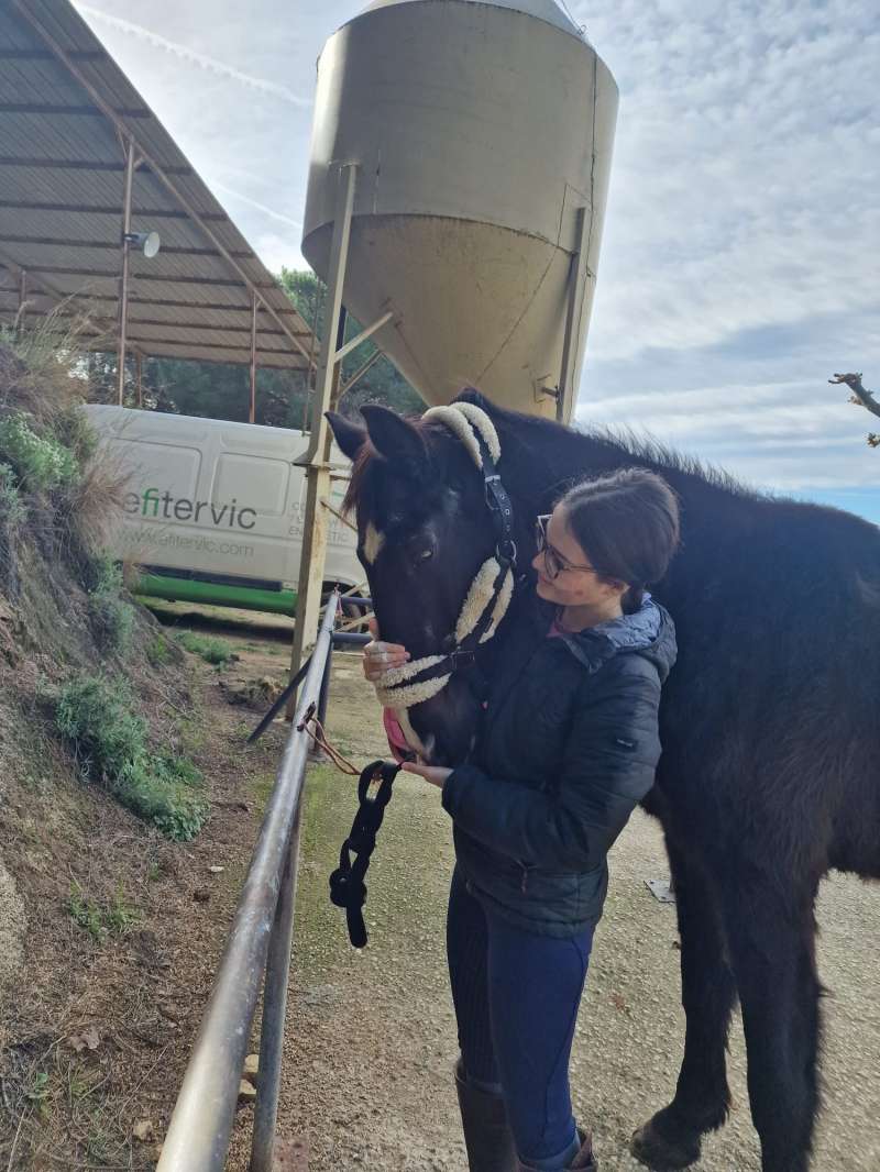 Mayte junto a una de sus pasiones, los caballos.  EPDA