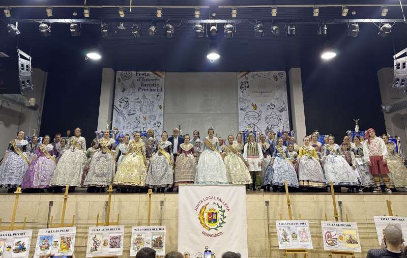 Foto de familia con los bocetos. EPDA