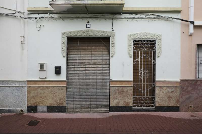 Vista general de la vivienda en la que ha sido hallada una mujer muerta con signos de violencia en el municipios valenciano de Rafelcofer. EFENatxo Francs
