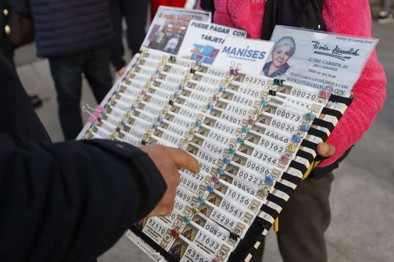 Una lotera vende dcimos de Lotera para el sorteo navideo de El Gordo en la Puerta del Sol de Madrid. EFE Mariscal

