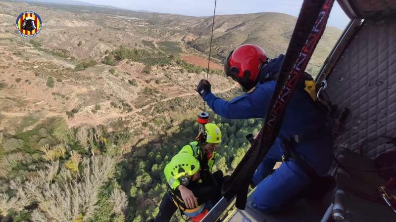 Els rescatadors, han accedit a la víctima amb helicòpter V-990 del Consorci i amb un metge. /EPDA