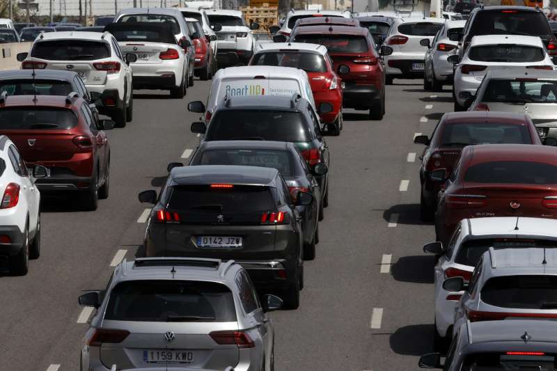 Retenciones en Valencia con largas colas de coches. EFEKai FrsterlingArchivo