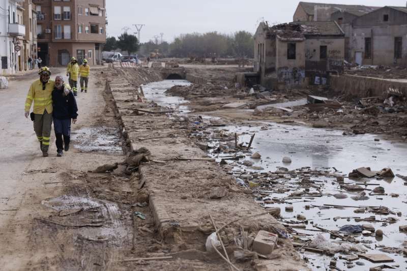 Bomberos andaluces descansan de las tareas de limpieza y reconstruccin en Catarroja, una de las localidades valencianas afectadas por la tragedia de la dana del pasado 29 de octubre. EFE Kai Forsterling