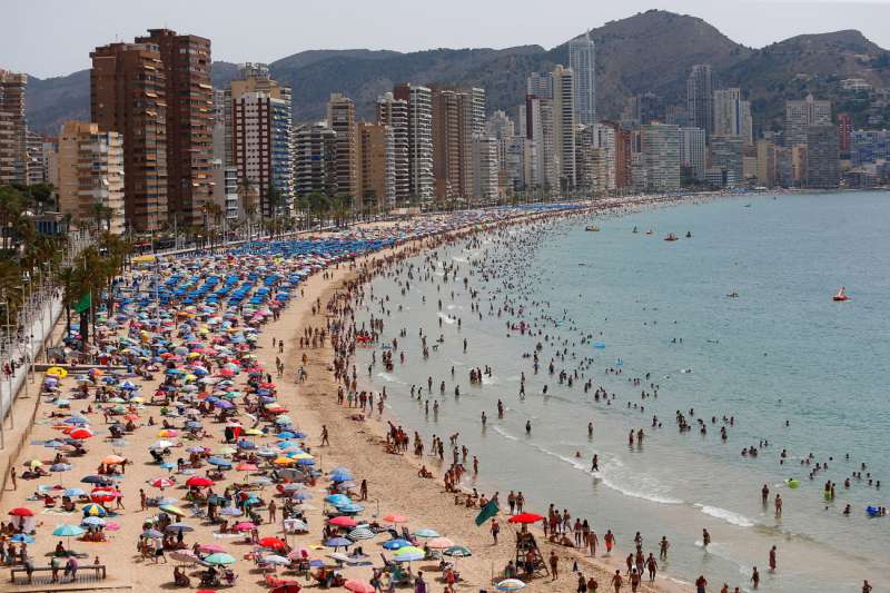 Cientos de turistas disfrutan de la playa. /EFE