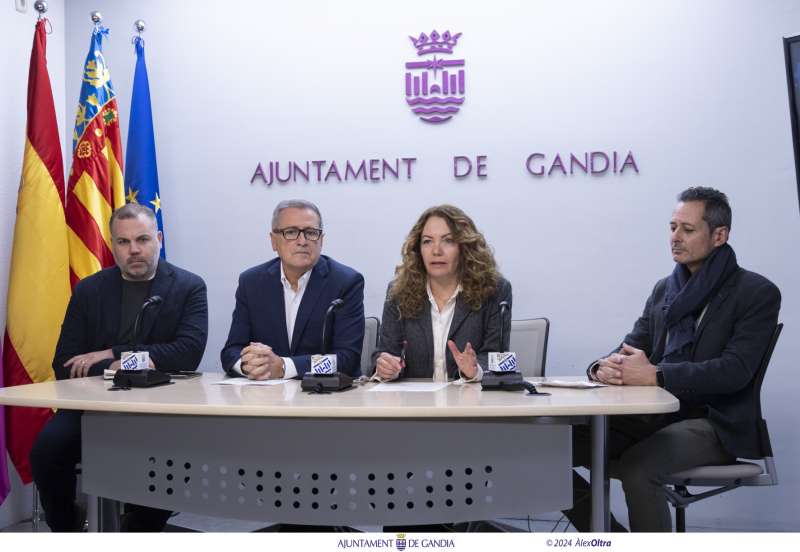 El regidor delegat de Vivenda, Salvador Gregori, i la coordinadora general dUrbanisme, Maite Alonso, qui han comparegut acompanyats per Ferm Romaguera i Jordi Miragall de lestudi dArquitectura Miragall Romaguera EPDA