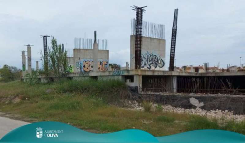 Imagen de las obras abandonadas compartida en redes por el Ayuntamiento de Oliva.
