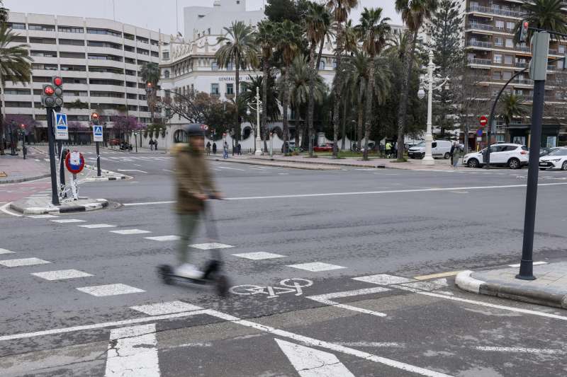 Una persona cruza con su patinete por una calle de Valencia. EFEKai Frsterling  Archivo