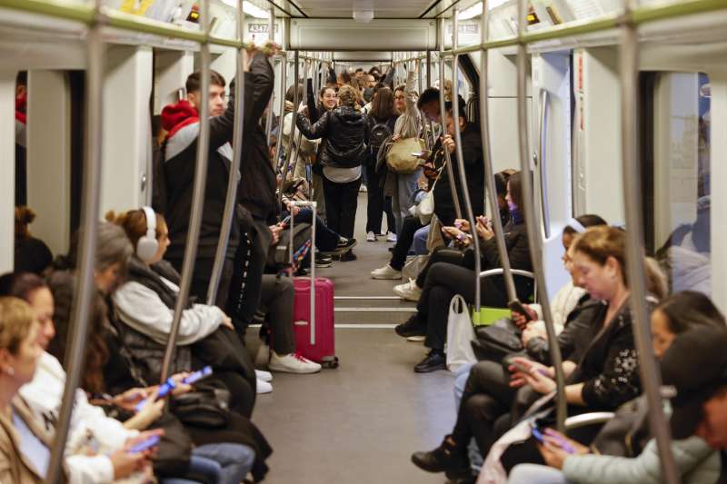 Numerosos pasajeros viajan en metro cuando las lneas 3, 5 y 9 de Metrovalencia vuelven a prestar servicio en todo su recorrido y las 1, 2 y 7 de modo parcial tras la dana. EFEAna Escobar
