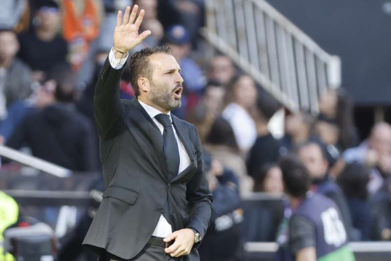 El entrenador del Valencia, Rubn Baraja, da instrucciones a sus jugadores contra el Real Betis en el estadio de Mestalla. EFEArchivo
