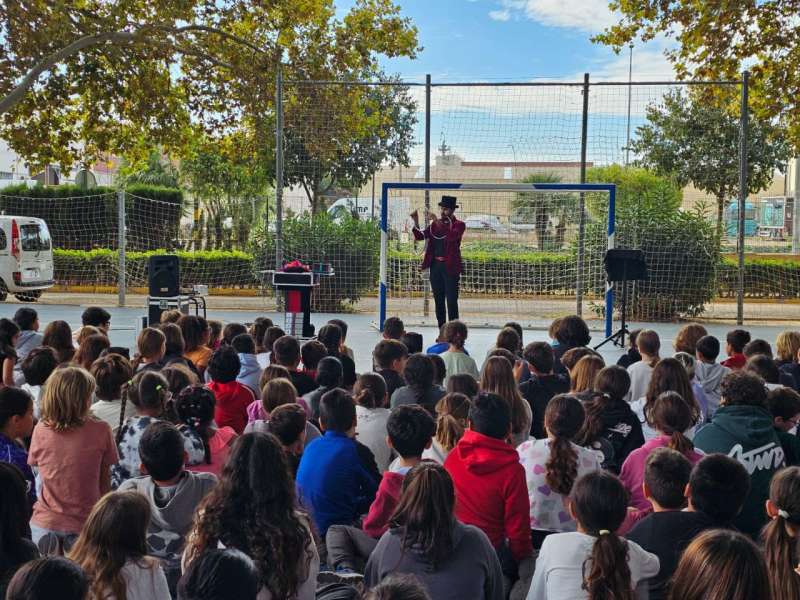 Espectculo de magia para nios afectados por la dana.  EPDA
