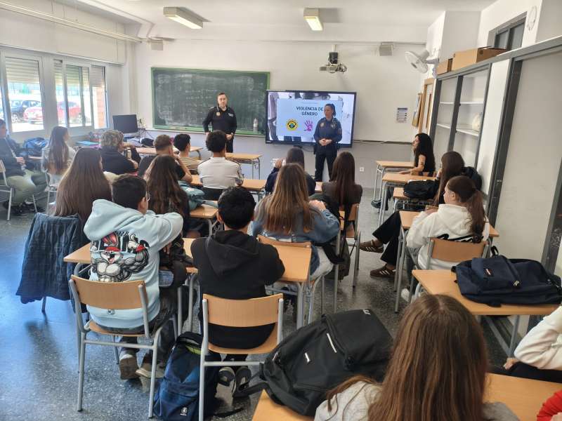 Una de las charlas de la Policia Local de Sedav�.EPDA