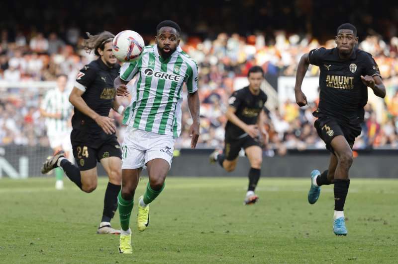Cdric Bakambu (c) del Betis y Christian Mosquera (d) del Valencia durante el partido de la jornada 14 de LaLiga disputado en el estadio de Mestalla. EFEArchivona Escobar

