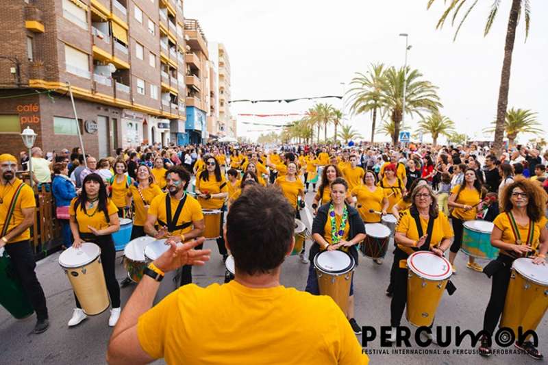 Percusionistas en una ediciÃ³n anterior del festival de Percumon por las calles del Port de Sagunt. / EPDA