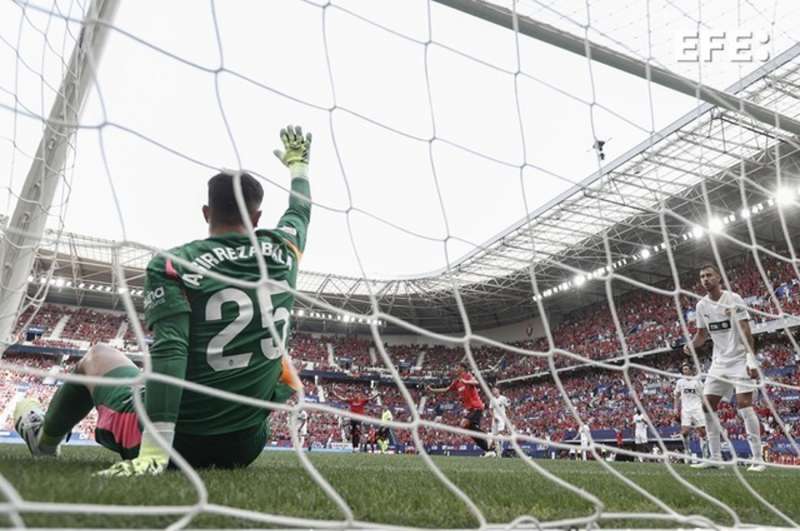 El portero del Valencia Julen Agirrezabala (i) durante el partido de LaLiga entre el Osasuna y el Valencia, este domingo en el estadio del Sadar. EFE Jess Diges