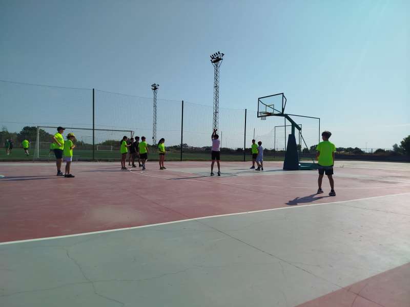 Uns joves juguen al bsquet en la localitat. EPDA