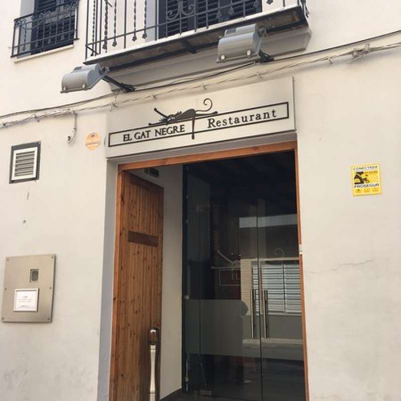 Puerta de entrada al restaurante El Gat Negre, en Faura. / EPDA