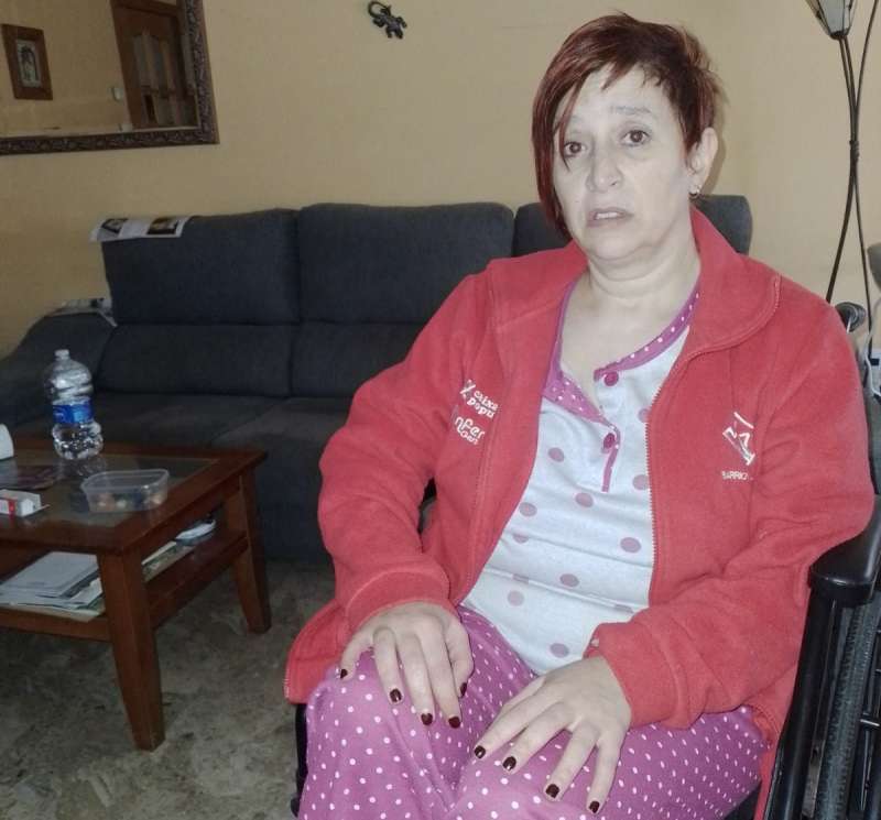 Maricarmen en su casa de Requena, la mujer que denuncia las negligencias con sus operaciones en el Hospital General de Requena./EPDA