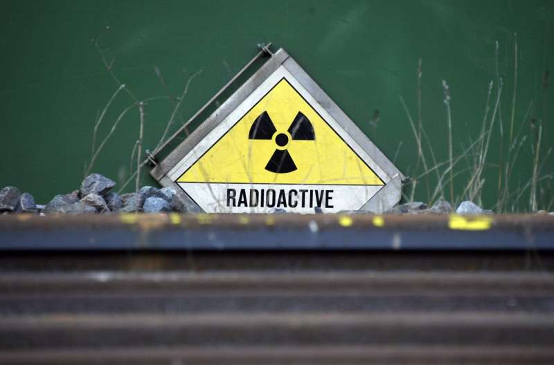 Imagen de archivo de un logo de radioactividad. EFE/CHRISTOPHE KARABA
