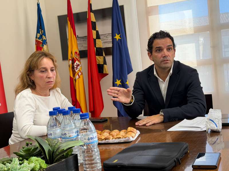 Sagredo y la teniente alcalde de Fomento y Gestin, Merche Navarro, durante el desayuno informativo con los medios. EPDA