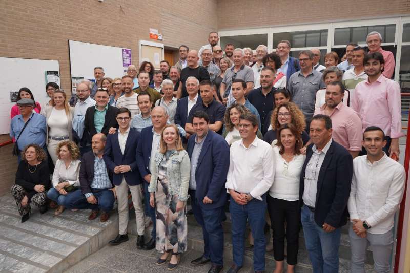 Foto de familia con todos los asistentes a la reunin municipalista celebrada en Requena.EPDA