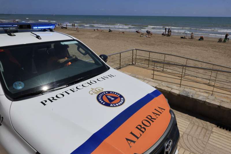Un coche de Proteccin Civil vigila la playa de Port Saplaya. EFE Kai Forsterling Archivo