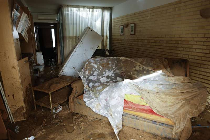 Interior de una de las viviendas afectadas por las intensas lluvias de la fuerte dana. EFEBiel Alio
