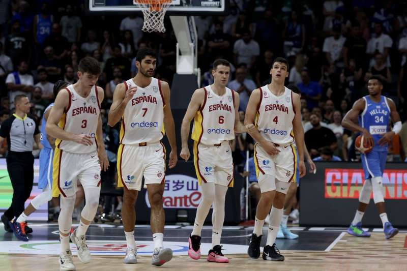 De Larrea (i), Aldama, Lpez Arostegui y Jaime Pradilla (d) en el ltimo partido de Espaa en el Eurobasket. EFEEPAGEORGI LICOVSKIARCHIVO