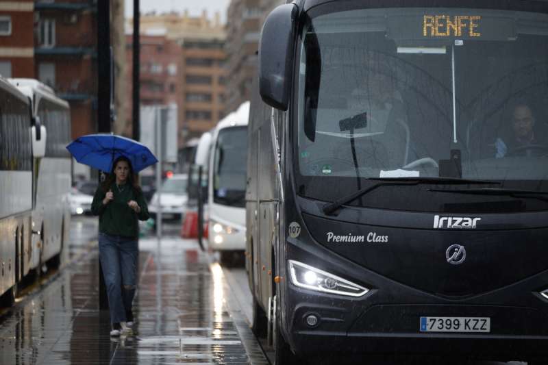  Autobuses alternativos a las lneas de tren interrumpidas por la Dana en la estacin Joaqun Sorolla de Valencia EFEBiel Alio
