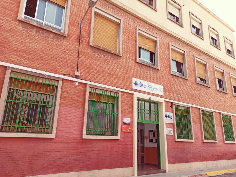 La puerta del colegio FEC Mar�a Inmaculada, que denuncia el peligro constante de los alumnos cada vez que cruzan la puerta del centro.  EPDA