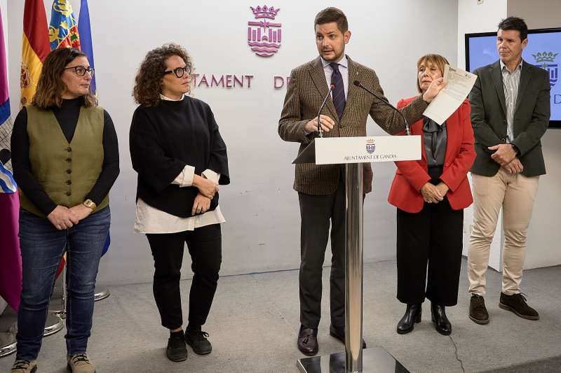 Lalcalde de Gandia, Jos Manuel Prieto, -acompanyat de la primera tinenta dalcaldia, Alcia Izquierdo; la regidora de Sanitat, Liduvina Gil; i els presidents de les Juntes de Districte de Beniopa i Benipeixcar, Jess Naveiro i Inma Rodrguez EPDA