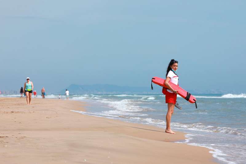 Una socorrista observa a los baistas en una playa. EFENatxo Francs

