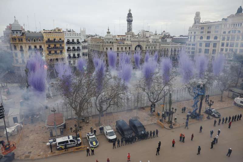 La pirot�cnica Reyes Mart� ha disparado la masclet� del 8 de Marzo de las Fallas de Valencia con los colores blanco y morado.  EFEAna Escobar