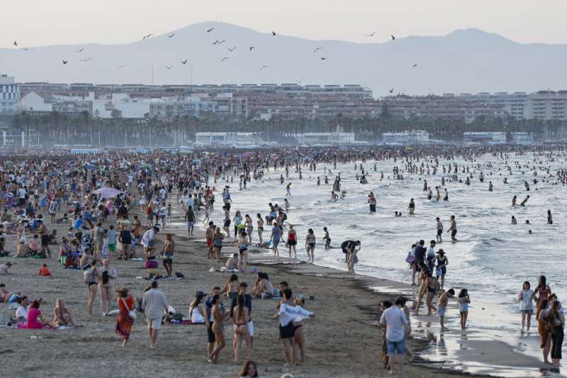 Ambiente de la playa de la Malvarrosa en Valencia durante la celebracin de la noche de San Juan. EFE  Ana Escobar.

