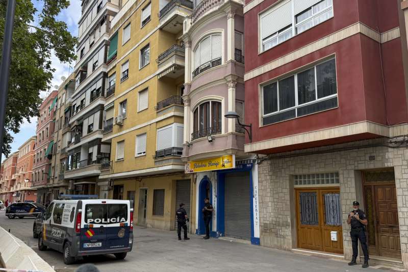 Agentes de la Polica Nacional aguardan ante la vivienda donde un hombre de 34 aos ha asesinado presuntamente a su mujer y a su hijo de 3 aos en la localidad de Algemes, segn ha confirmado el cuerpo policial. EFERaquel Segura
