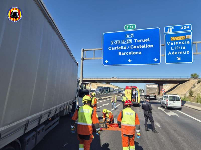 Varios bomberos trabajan en el accidente. EFEConsorcio Provincial de Bomberos
