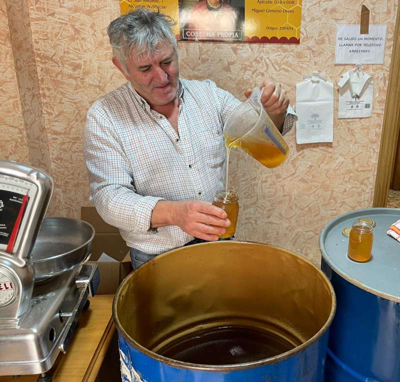 Miguel Gimeno, apicultor de Alcublas / EPDA