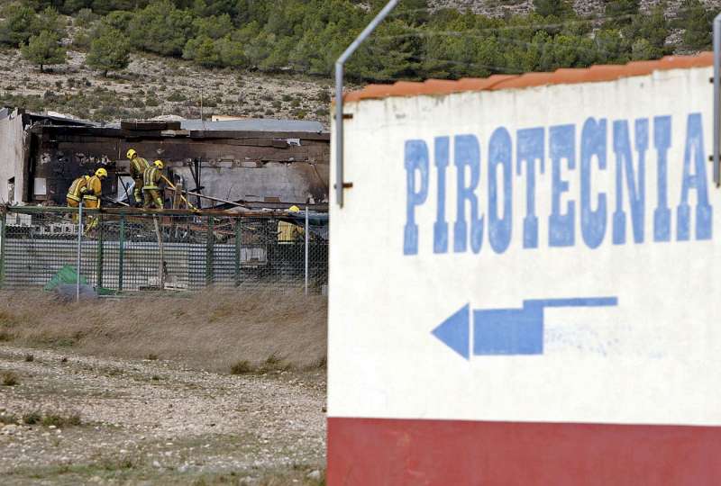 Imagen de archivo de un accidente en una empresa de productos pirotcnicos. EFE
