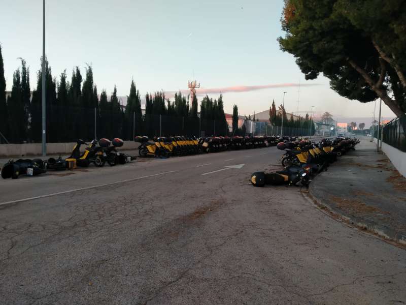 Cs Xirivella pide que el ayuntamiento retire las decenas de motos abandonadas en el polígono industrial.