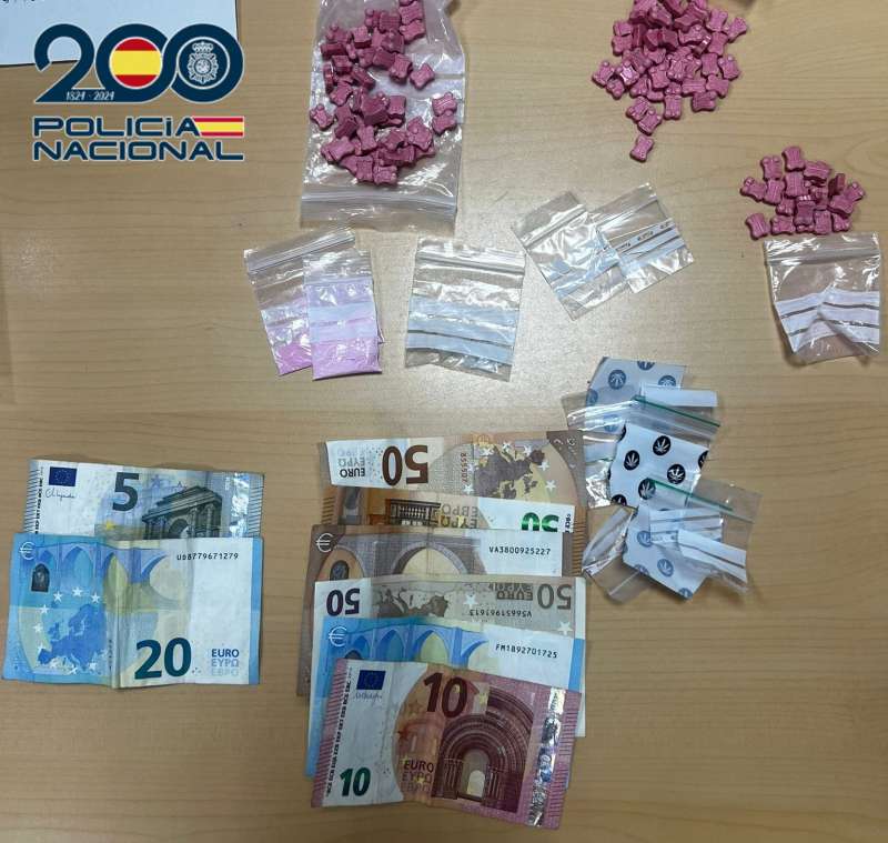 Parte de la incautacin de los detenidos, droga y dinero que intercambiaron en el festival.  EPDA