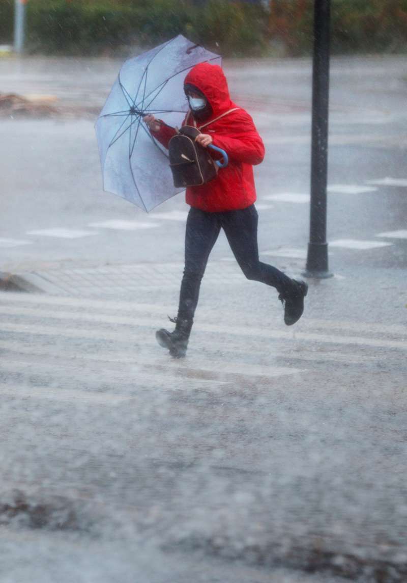 Una persona camina bajo una intensa lluvia. /EFE
