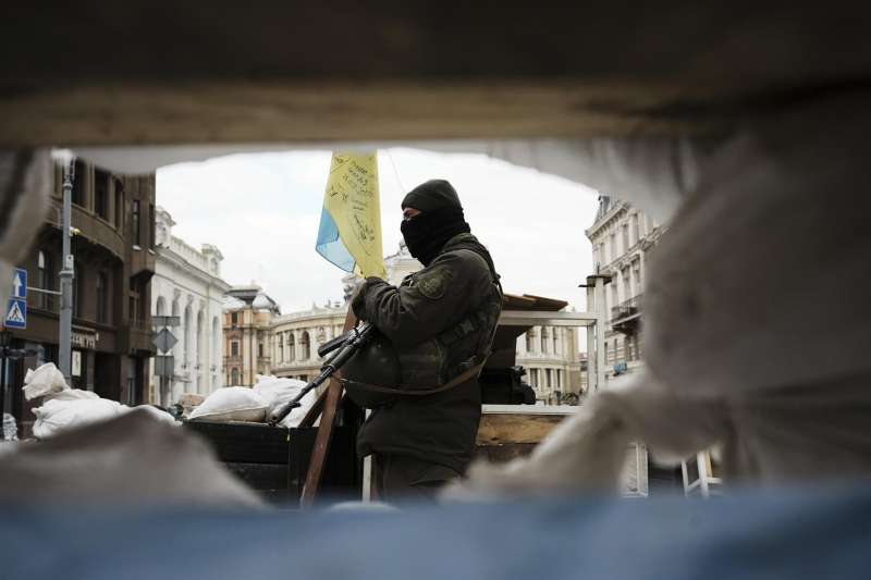 Un militar ucraniano patrulla junto a una barricada. EFE/Archivo
