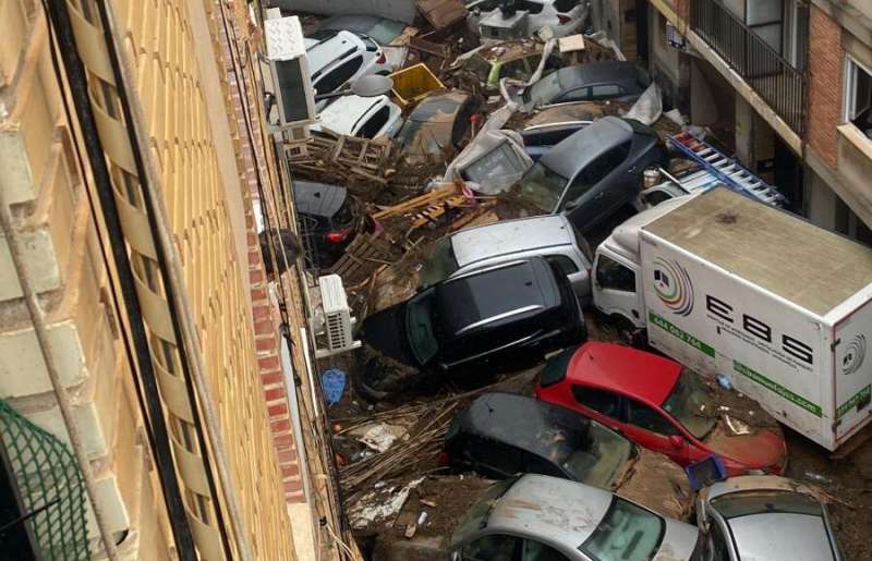 Coches apilados en Alfafar.  EPDA