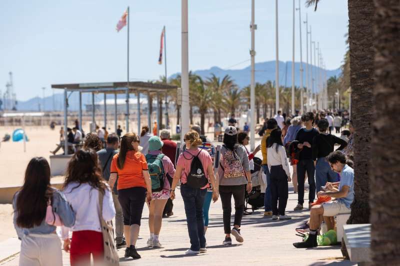 Locals i visitants en el passeig martim de Gandia.  Foto: lex Oltra