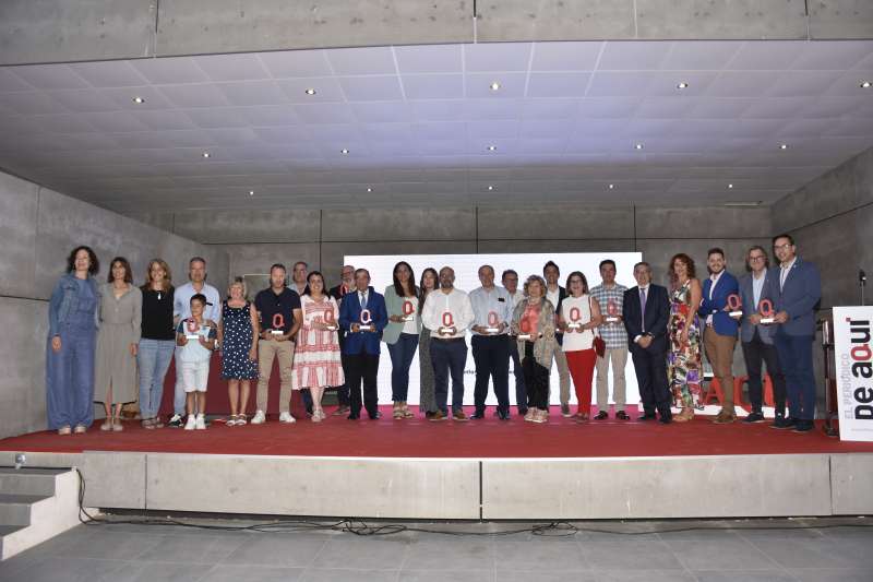 Foto de familia con todos los galardonados y galardonadas./ Plácido González