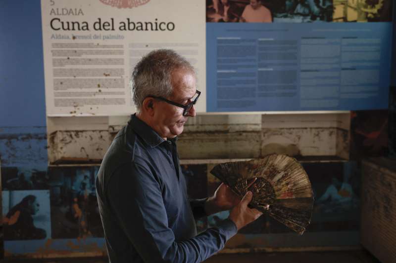 Francesc Martnez, director del Museo del Abanico de Aldaia, sostiene una pieza del museo que ha sido totalmente destruido. EFEChema Moya
