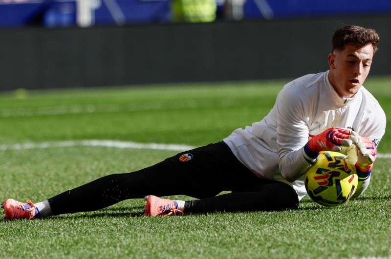 El portero del Valencia CF, Julen Agirrezabala durante el calentamiento del equipo antes de un partido. EFE Sergio P�rez  Archivo
