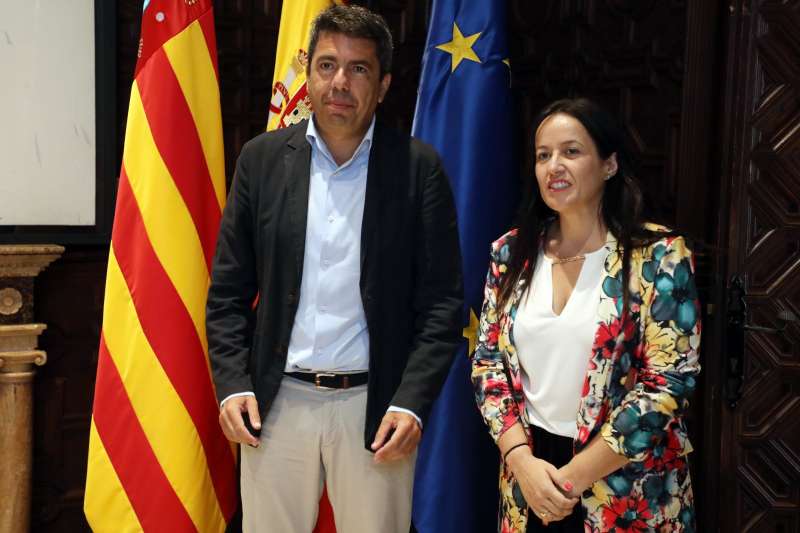 El president, Carlos Mazn, con la alcaldesa de Catarroja, Lorena Silvent. EPDA